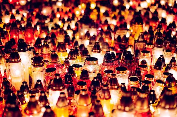 燃烧的颜色鲜艳的蜡烛向墓地在夜.