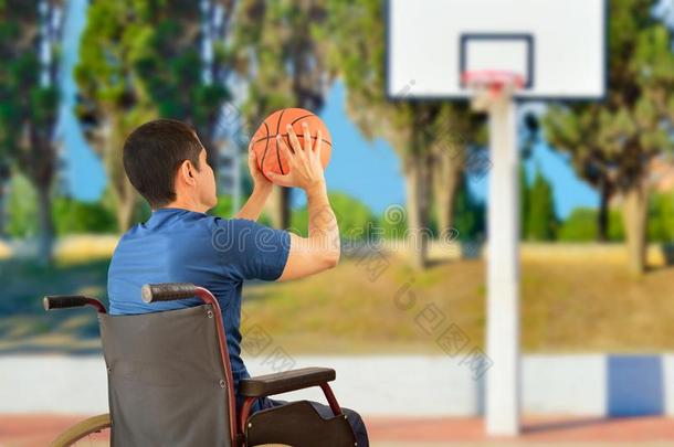 男人采用轮椅play采用g篮球