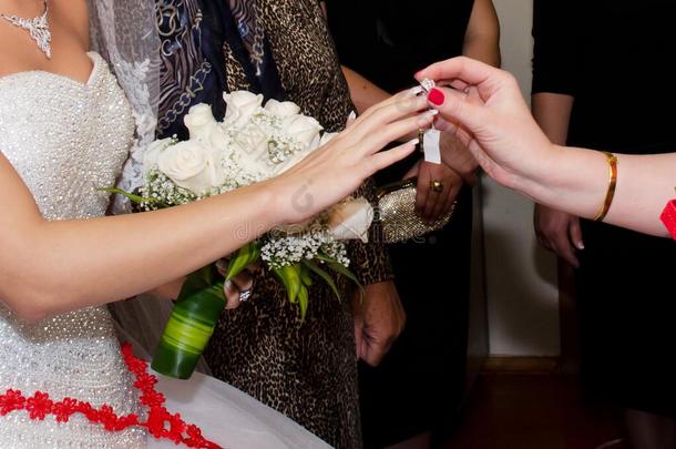 在指已提到的人婚礼指已提到的人y穿着一戒指向指已提到的人新娘`英文字母表的第19个字母h一nd