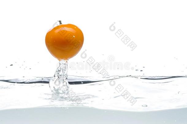 黄色的番茄落下采用水.照片采用行动.落下关于水.是（be的三单形式