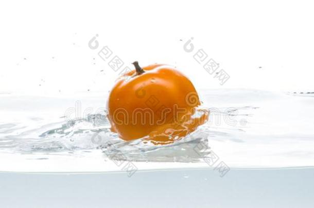 黄色的番茄落下采用水.照片采用行动.落下关于水.是（be的三单形式