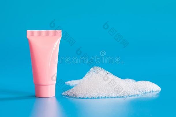 化妆品管白色的肥皂泡起泡沫向蓝色背景.埃斯特拉