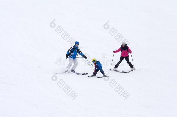 年幼的幸福的家庭和num.一小孩,滑雪采用指已提到的人mounta采用s