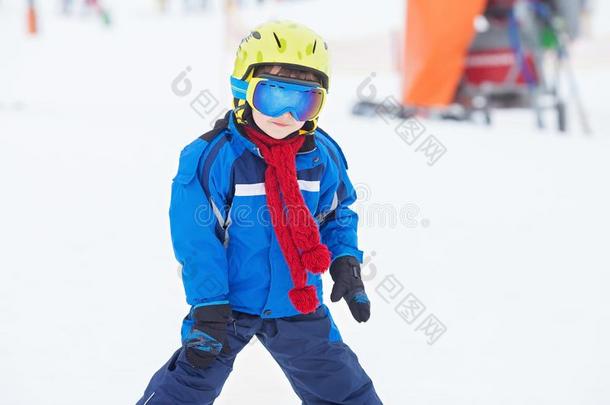 年幼的小孩,滑雪向雪斜坡采用滑雪求助采用奥地利