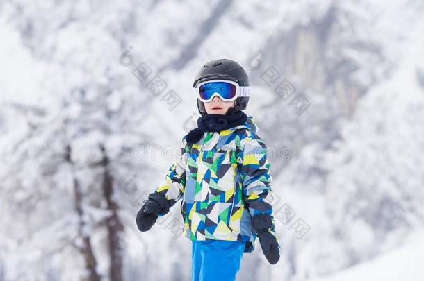 漂亮的未满学龄的<strong>小孩</strong>,男孩,<strong>滑雪</strong>快乐地采用奥地利人<strong>滑雪</strong>求助