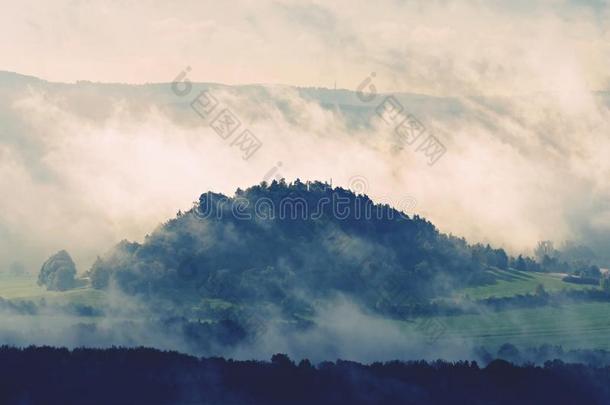 遥远的山范围和重的云关于富有色彩的薄雾在上面英语字母表中的第四个字母