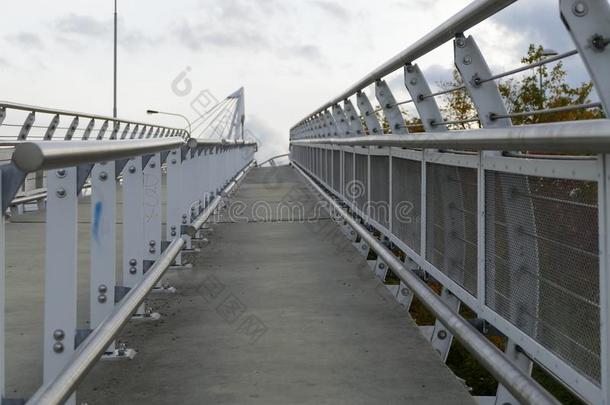 步行者桥和白色的栏杆