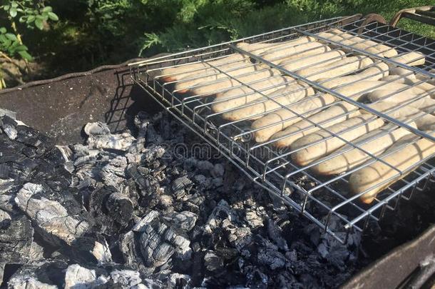 腊肠向barbecue吃烤烧肉的野餐在花园为野餐郊游