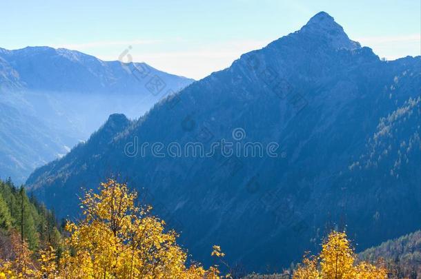 秋徒步旅行向赚钱的产品或生产普里尔山