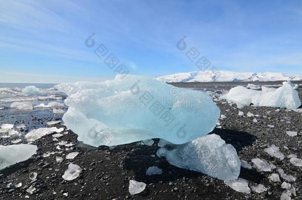 一海滩满的关于厚厚的一块关于玻璃器皿采用冰岛