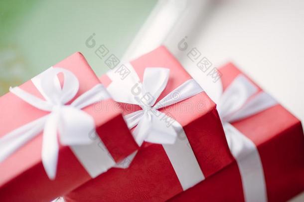 红色的盒关于礼物系和一白色的带ne一r指已提到的人窗