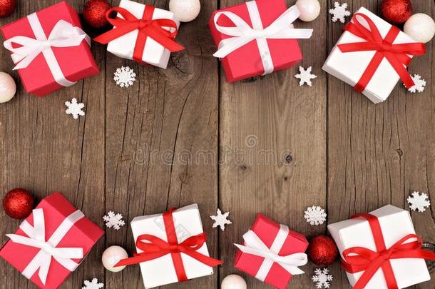 红色的和白色的圣诞节赠品盒双的边越过木材