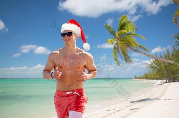 幸福的男人跑步一起夏海滩在圣诞节