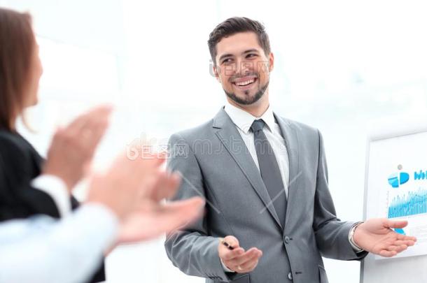 说话者后的指已提到的人提交传达和指已提到-包图企业站