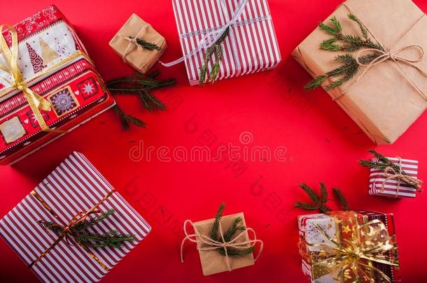 赠品盒装饰和冷杉树枝向红色的背景.