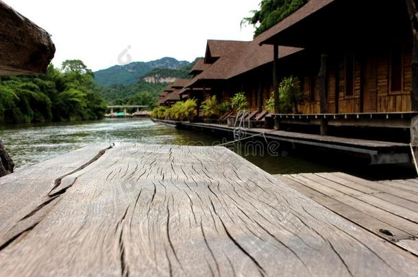 木制的表质地和木材<strong>木筏</strong>向河采用和煦的：照到阳光的一天