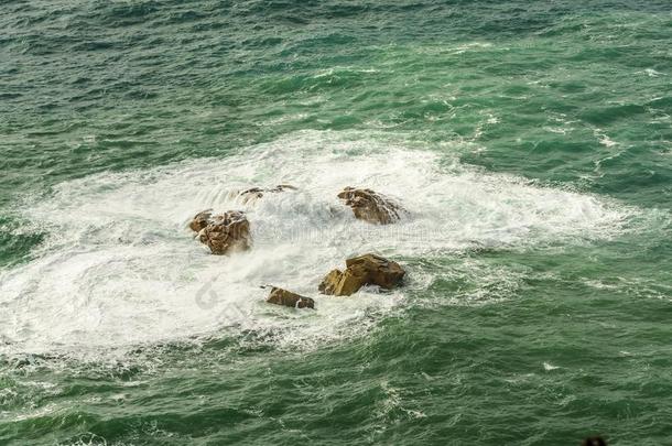 葡萄牙和平的洋岩石形成