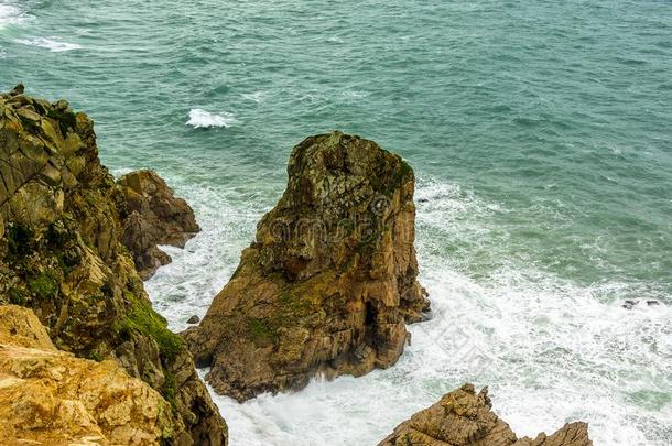 葡萄牙和平的洋岩石形成