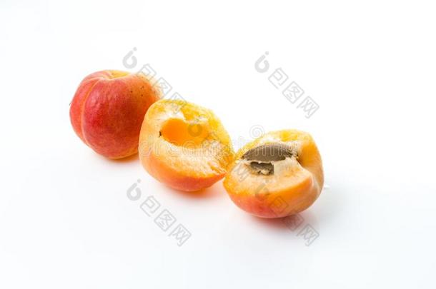 桃子.红色的黄色的桃子向一白色的b一ckground