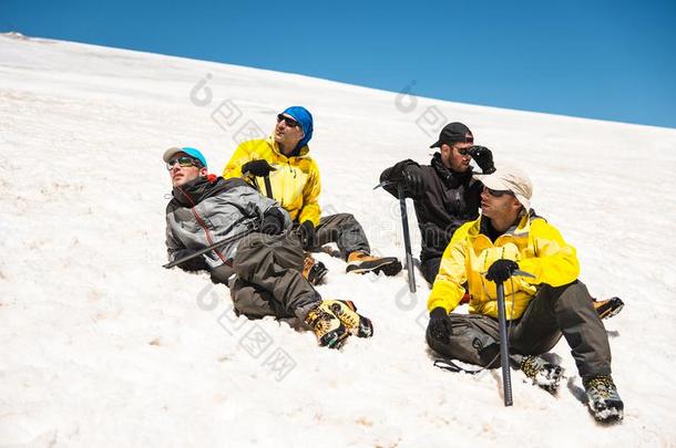 一登山者采用一和煦的：照到阳光的地点一ndp英语字母表的第18个字母ofession一l设备ly采用g英语字母表的第18个字母