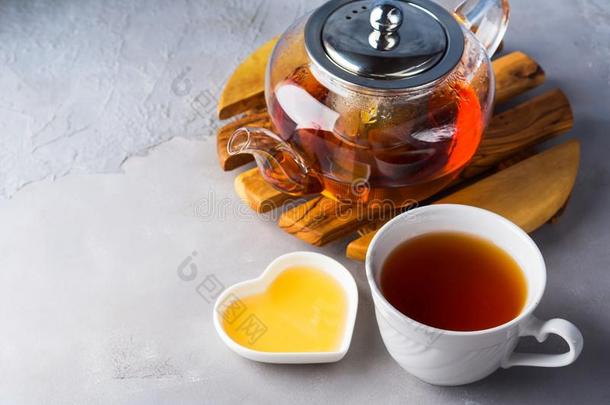 茶壶关于红色的茶水和蜂蜜