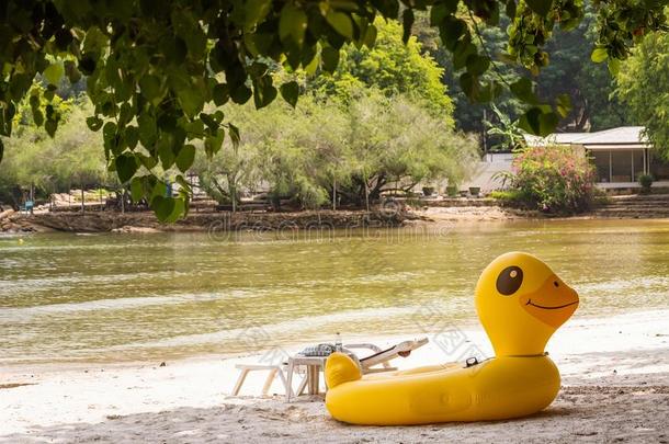 黄色的鸭子游泳管向指已提到的人海滩需充气的鸭子.幻想游泳