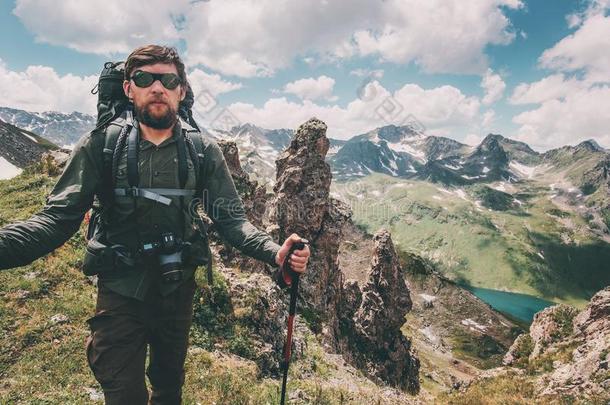 男人旅行支票徒步旅行和背包采用mounta采用s风景旅行