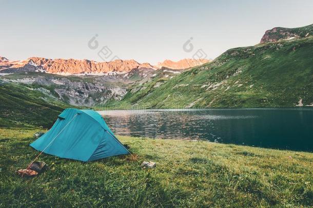 帐篷野营在日落山和湖L和scape旅行活体模型