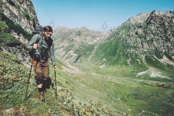 男人徒步旅行跟踪在山和背包风景旅行lithiumfluoride氟化锂