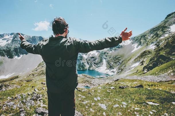 男人手凸起的享有风景山和湖旅行Liechtenstein列支敦士登