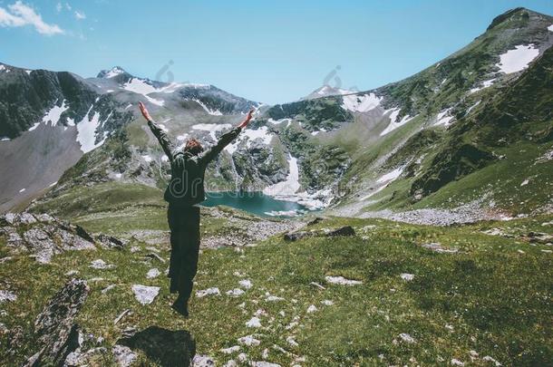 用于跳跃的旅行支票男人凸起的手山旅行生活方式educational-managementorganization教育管理组织