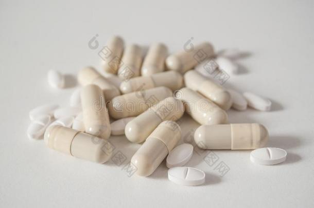 胶囊和药物药片向白色的背景