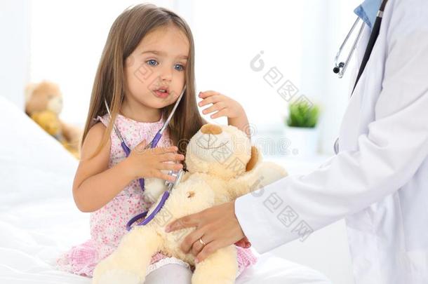 幸福的小的女孩在健康状况<strong>考试</strong>在医生办公室.医学和