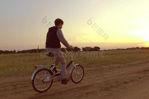 男孩十几岁的青少年骑马一自行车.男孩十几岁的青少年骑马一自行车海蚀洞