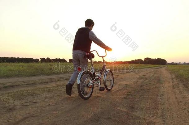 男孩十几岁的青少年骑马一自行车.男孩十几岁的青少年骑马自行车进行