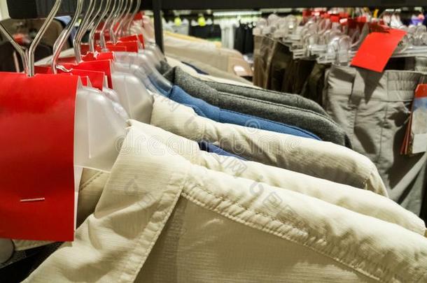 流行的男人衣服和红色的空白的加标签于采用一时装店商店