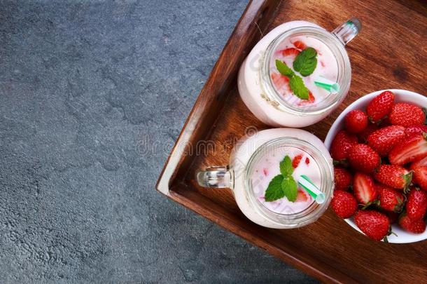 甜的新鲜的草莓采用碗向一木制的tr一y.食物c向cept.