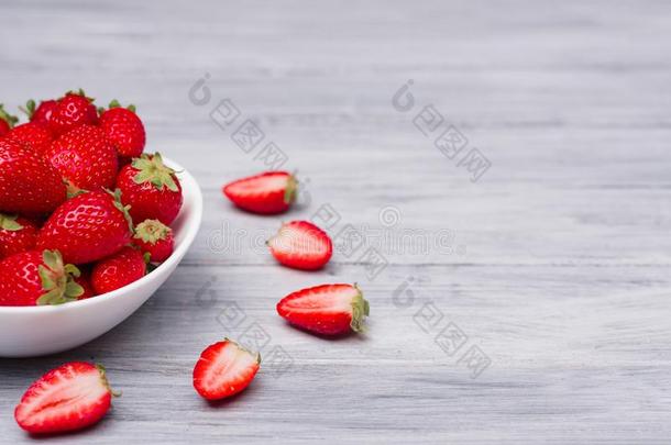甜的新鲜的<strong>草莓</strong>采用碗向一木制的t一ble.食物c向cept