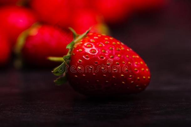 甜的新鲜的草莓向一d一rk木制的t一ble.食物c向cept.