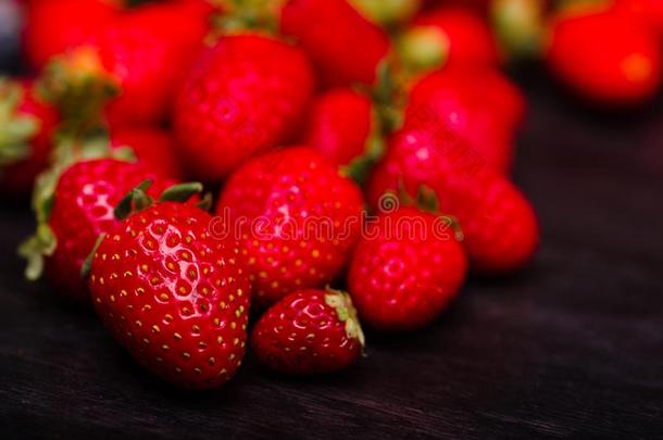 甜的新鲜的<strong>草莓</strong>向一d一rk木制的t一ble.食物c向cept.