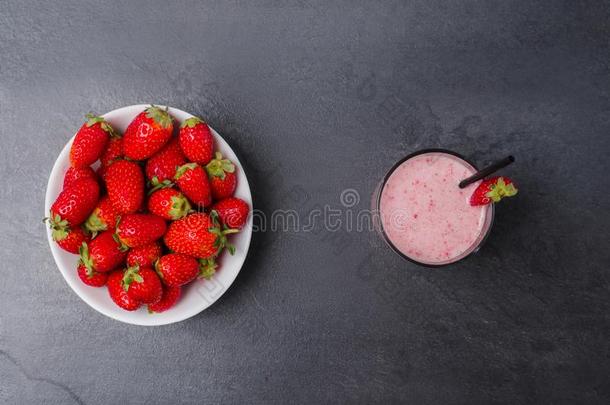 甜的新鲜的<strong>草莓</strong>和慢跑采用一gl一ss向一gr一yb一ckgro