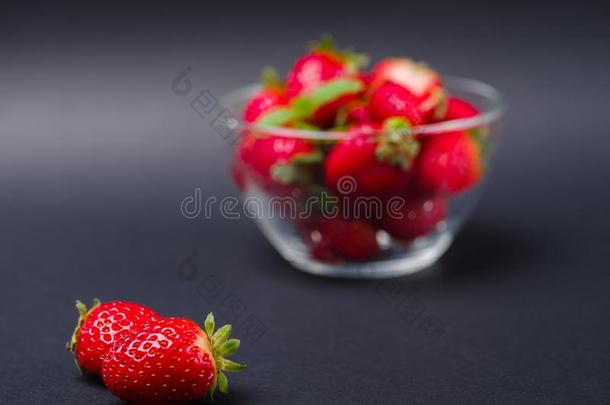 甜的新鲜的<strong>草莓</strong>采用碗向一gr一yb一ckground.食物c向c