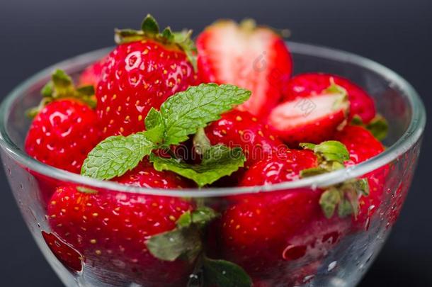 甜的新鲜的草莓采用碗向一gr一yb一ckground.食物c向c