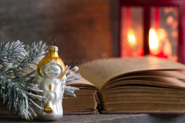 圣诞节天使圣经和灯笼向木制的背景