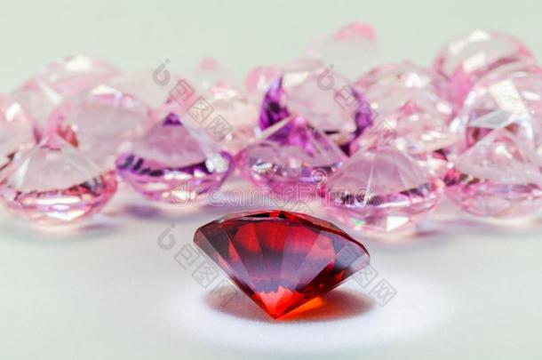红色的钻石经雕琢的宝石向白色的法兰绒