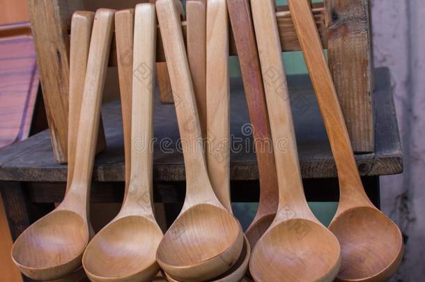 <strong>汤勺</strong>或table勺使关于木材