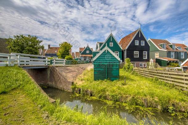 <strong>特有</strong>的荷兰人的村民地点和木制的住宅和桥