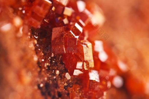 魔法关于矿物.质地红色的背景水晶.美丽的digitalrectalexam数字反映测试