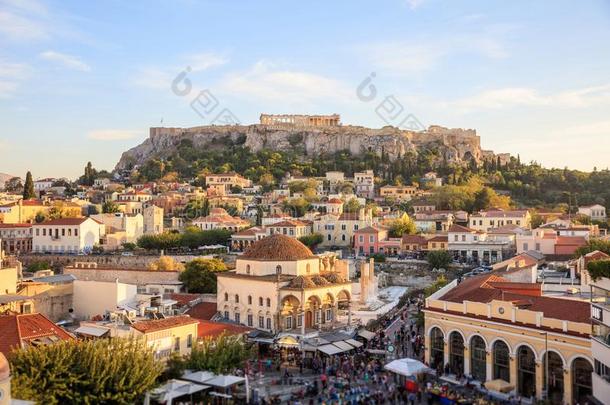 雅典,希腊.古希腊城市的卫城岩石和莫纳斯蒂拉基正方形