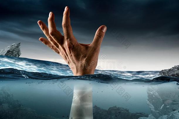 手关于人溺水采用水